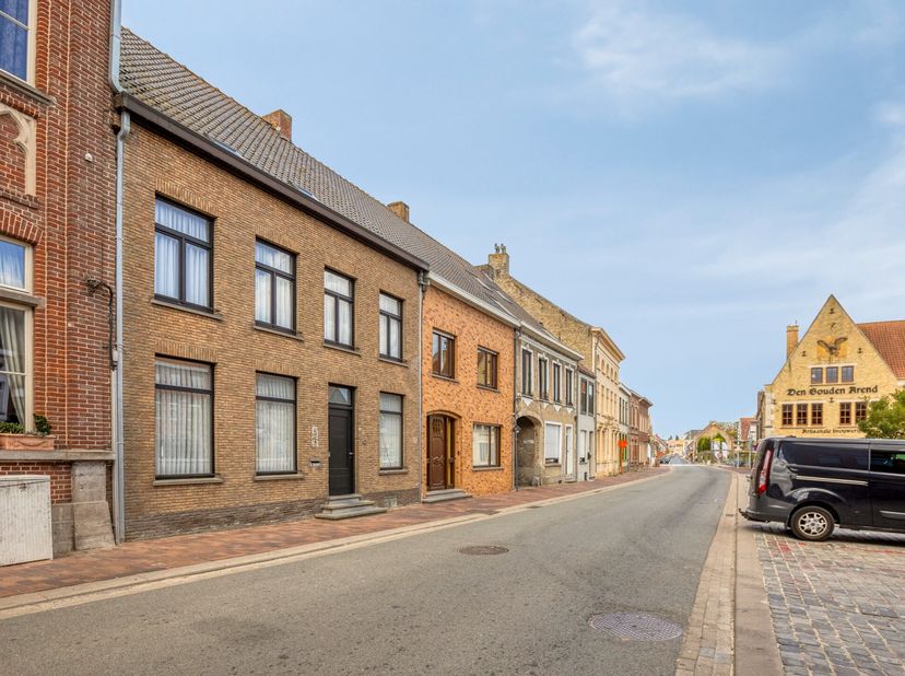 In de Prof. Rubbrechtstraat in Roesbrugge, een charmante deelgemeente van Poperinge, bevindt zich deze bijzonder ruime vakantiewoning met een bewoonba