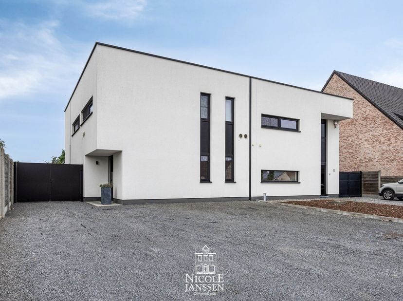 Halfvrijstaande, instapklare en ruim ingedeelde gezinswoning met vier slaapkamers, ruim leefgedeelte en praktisch bijgebouw in de tuin. Deze bijzonder
