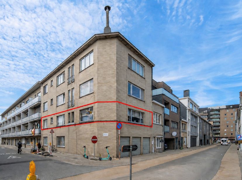 Dit zeer ruim op te frissen 1eV appartement is gelegen in een kleinschalig gebouw en bestaat uit: inkomhal, aangename leefruimte met veel lichtinval e