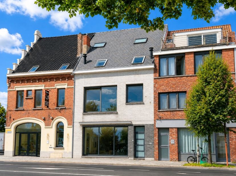 ruime handelswoning in hartje Diksmuide<br />
bestaande uit een commercieel gelijkvloers en een ruime bovenliggende woning<br />
uitgesplitst in 2, be