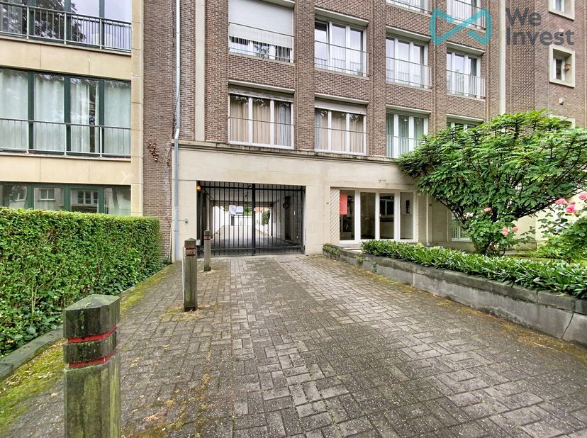 ULB - Garage a louer !<br />
Ce garage fermé se situé idéalement à proximité de l'ULB.<br />
Profondeur : 6m<br />
Largeur : 2,4<br />
Pas de possibil