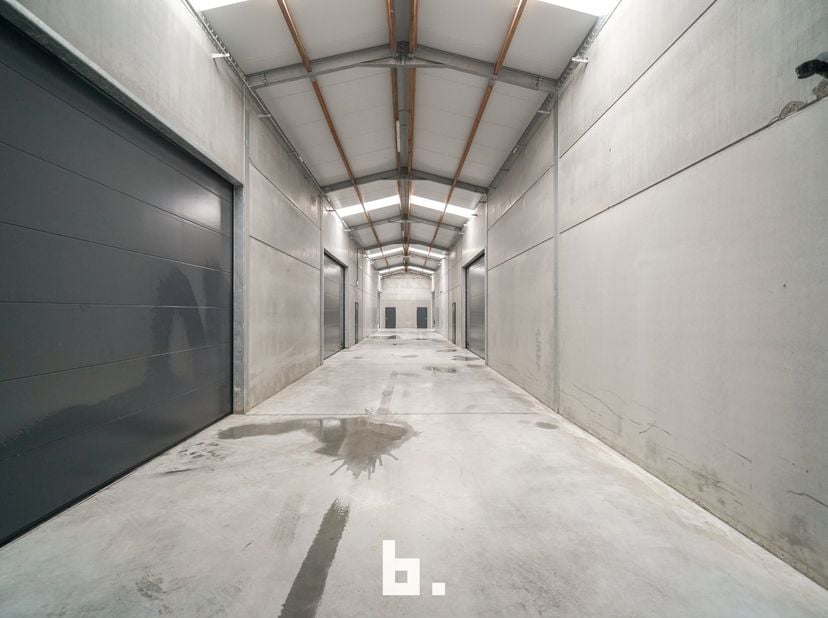 Langs een vlotte verbindingsweg tussen Zedelgem en Aartrijke zijn nieuwe loodsen gecreëerd in een bestaand gebouw. Alle loodsen zijn 7/7 toegankelijk