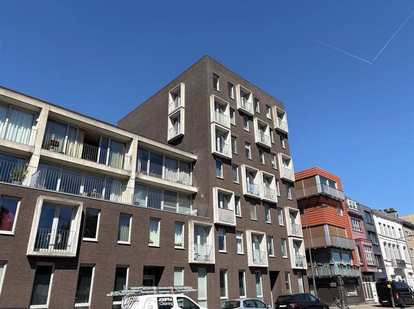 ZALIG RUIM APPARTEMENT IN VOLLE CENTRUM<br />
De lift brengt ons naar het zesde verdiep waar dit appartement uitkijkt over de stad.<br />
Een praktisc