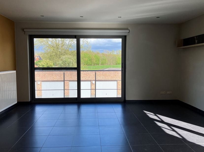 Prachtig en ruim appartement met  2 slaapkamers en terras<br />
Ligging: Strategisch gelegen, met alle voorzieningen en belangrijke verbindingswegen b