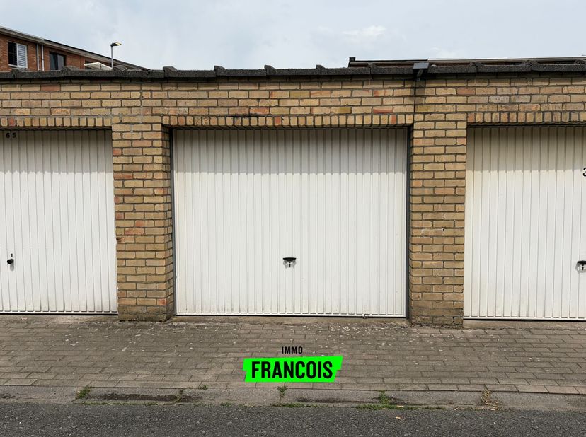 Ce garage, situé à Hertsvelde à Sint-Andries, offre une excellente opportunité pour qui recherche un espace de stockage supplémentaire ou un endroit s