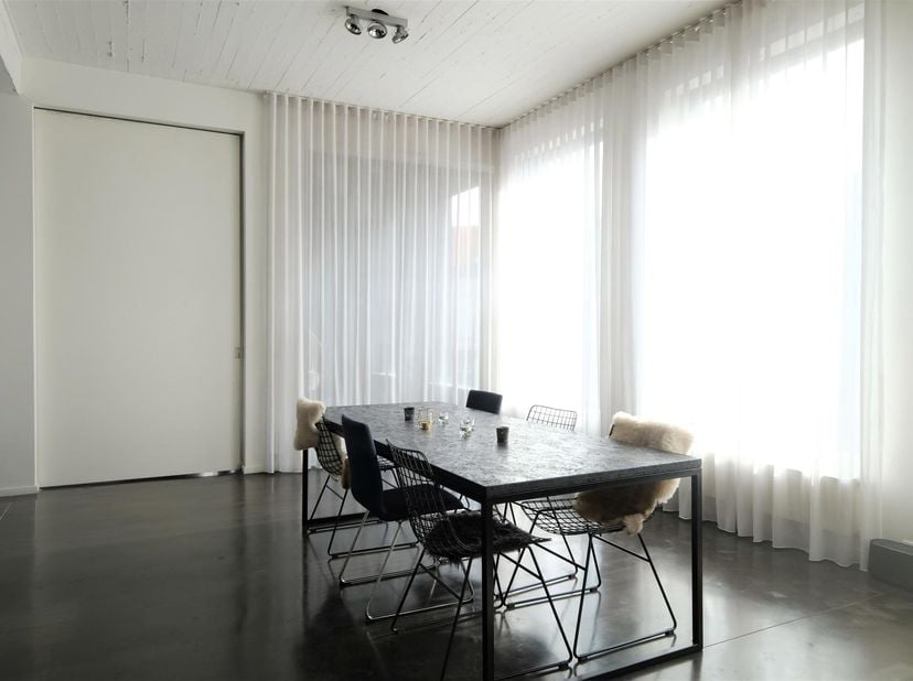 Deze prachtige loft is gelegen op het hippe Zuid, op wandelafstand van winkels, scholen, openbaar vervoer en horeca. Het situeert zich op de tweede ve