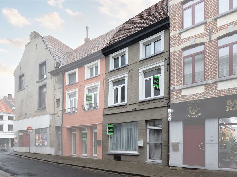 Zeer gunstig gelegen stadswoning met 2 slaapkamers - opbrengsteigendom<br />
<br />
Omgeving:<br />
+ Centraal en gunstig gelegen in Sint-Truiden<b