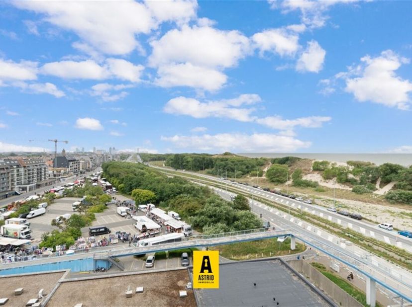 Vernieuwd duplexappartement op de 9de en 10de verdieping met open zicht op zee, duinen en het hinterland  een zeldzame combinatie van ruimte, licht en