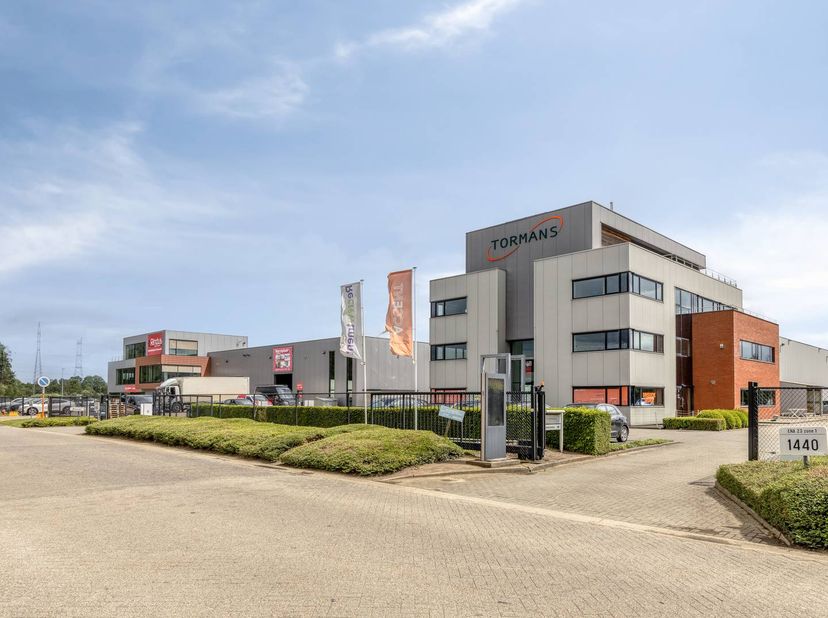 Op de eerste verdieping van een verzorgd kantoorgebouw aan de Liesdonk in Geel bevindt zich deze instapklare kantoorruimte van ca. 170,77 m².<br />
<b