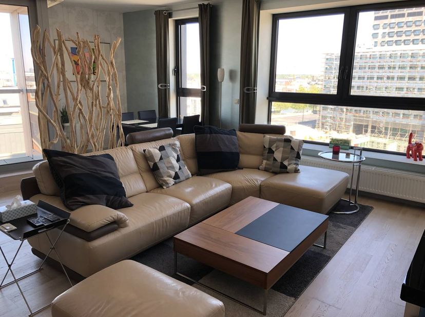 Dit licht en ruim appartement van 92 m² met 2 slaapkamers, gelegen op een toplocatie, biedt een comfortabel en huiselijk gevoel dankzij de grote leefr
