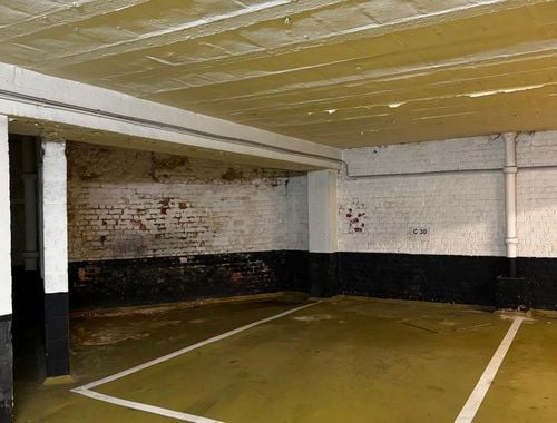                                         Kelder garage te huur in Sint-Gillis, € 120
