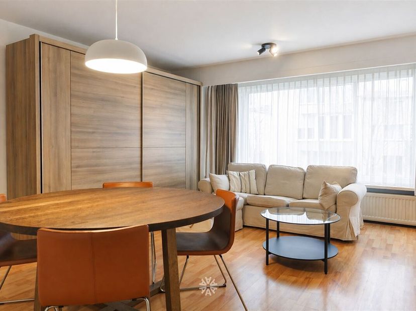 GENT - Monterreystraat 6: Ben je op zoek naar een lichtrijk, instapklaar appartement op een uitstekende locatie te huur in Gent? Dan is dit pand mogel