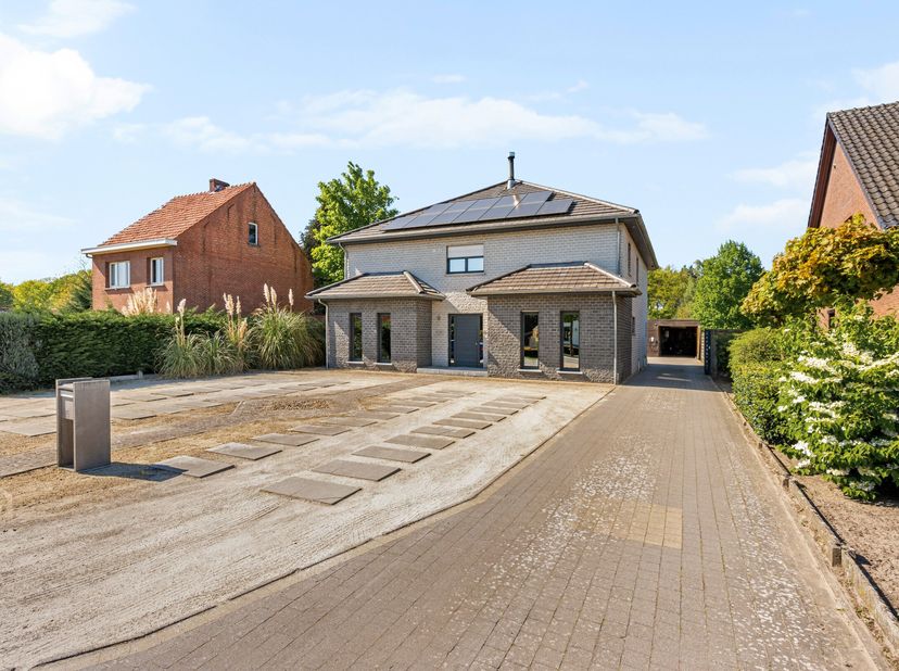 Deze hedendaagse woning is zeer ruim gebouwd in 2007 en is voorzien van een multifunctioneel bijgebouw van 75m² wat veel mogelijkheden biedt voor een