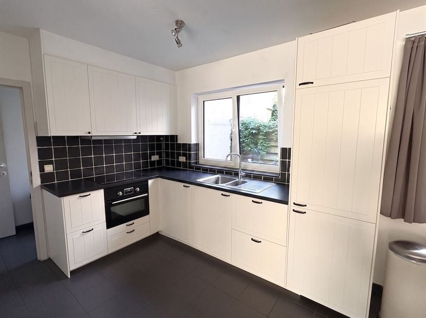 Appartement de 2 chambres au rez-de-chaussée avec jardin<br />
Situation : <br />
L'appartement est situé à Ekeren, à quelques minutes à pied de diver