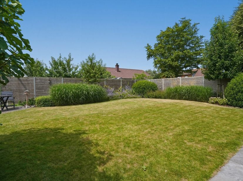 BEZOEKMOMENT DONDERDAG 30 JULI VAN 16U TOT 17U (inschrijven verplicht). <br />
<br />
Deze open bebouwing (type bungalow) is rustig gelegen in een doo