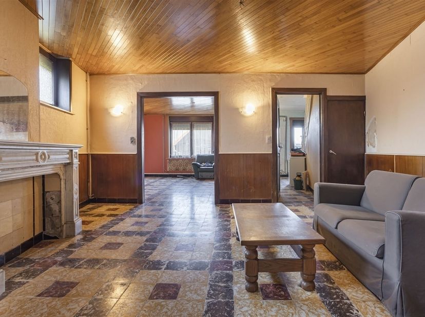 Jolie maison à rénover avec extérieur.<br />
<br />
Cette sympathique maison à rénover se compose comme suit:<br />
<br />
REZ: un hall d'entrée d