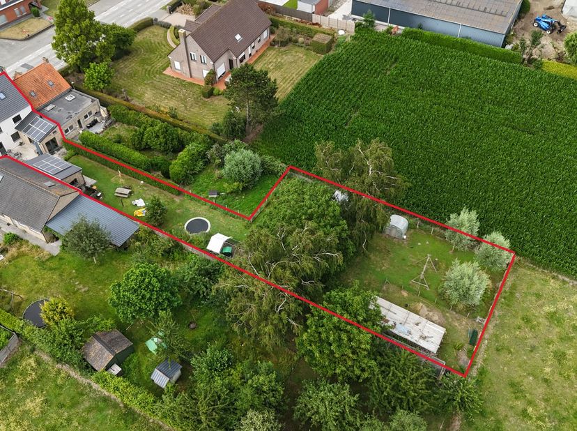 In de Kortewildestraat, in het hart van Vladslo, bevindt zich deze volledig gerenoveerde woning met een bewoonbare oppervlakte van maar liefst 226 m²,