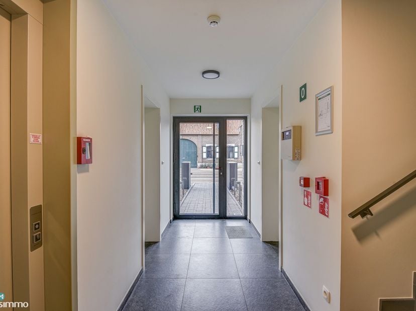 RUIM NIEUWBOUW APPARTEMENT MET 2 SLAAPKAMERS, OVERDEKT TERRAS, GARAGE, AUTOSTAANPLAATS EN KELDERBERGING TE BEVERST<br />
<br />
Dit ruime en hoog kwal