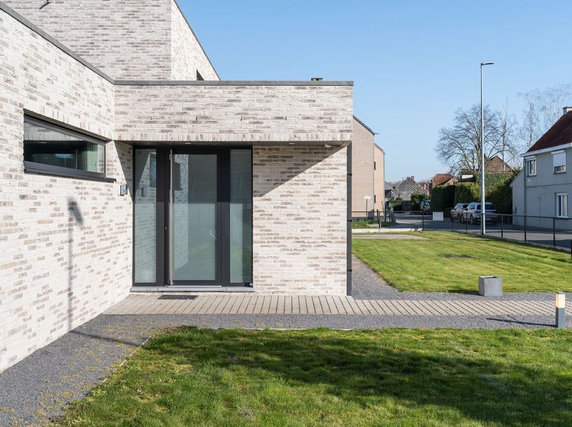 In de rustige en landelijke Bootdijkstraat te Moerzeke (Hamme) bevindt zich deze recente villa, gelegen op een uitzonderlijk ruim perceel. Deze eigend