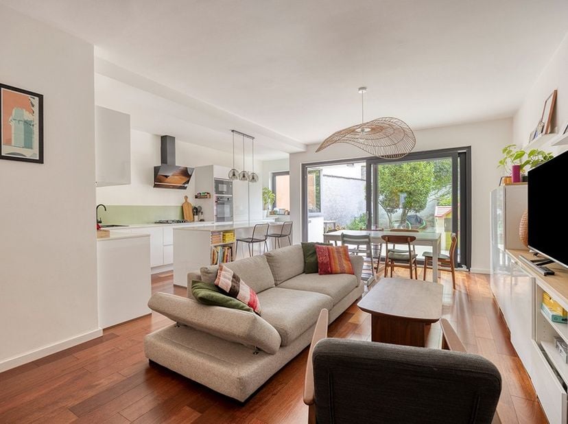 In een rustige straat in hartje Elsene, op wandelafstand van Place Stéphanie en de Louizalaan, bevindt zich dit prachtige appartement van 96 m² in uit