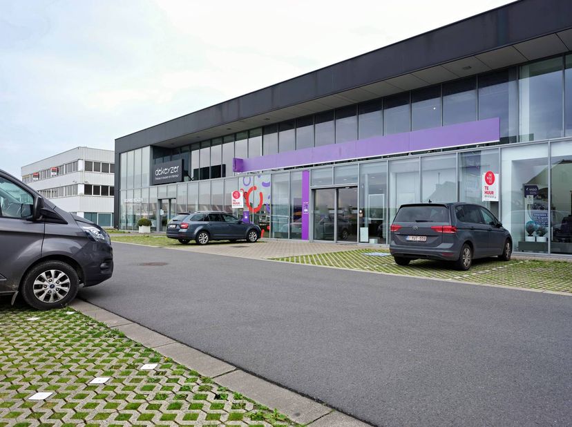 Cet espace commercial/magasin de piste d'environ 592 m² avec une visibilité époustouflante et un parking en face est situé à un emplacement privilégié
