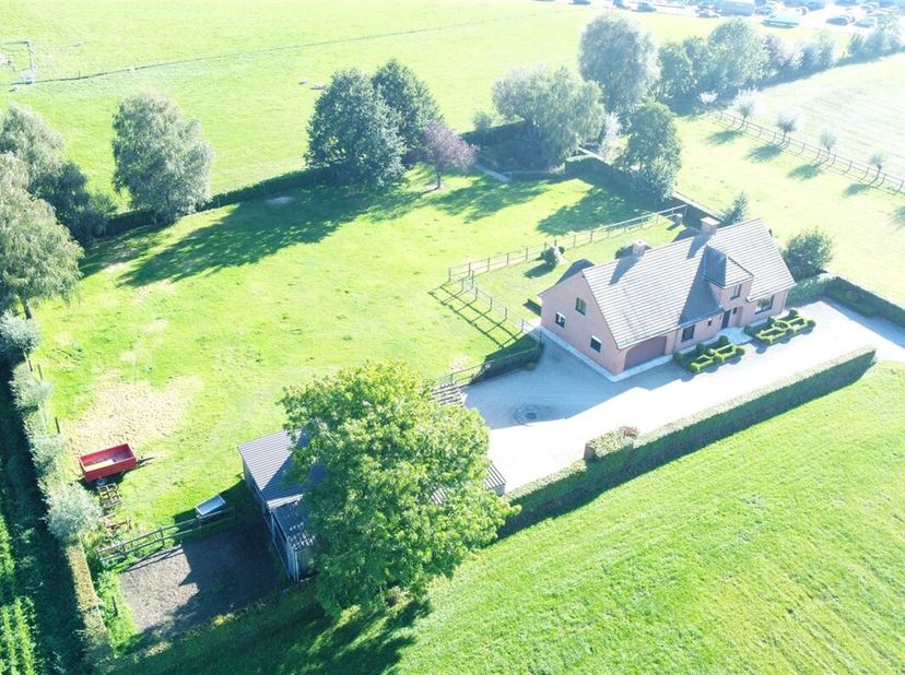 In een rustige en veilige woonomgeving te Vichte bevindt zich deze goed onderhouden vrijstaande woning op een perceel van 4104 m². Een lange oprijlaan