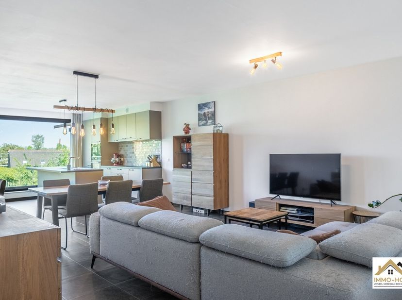 Dit modern appartement met 1 slaapkamer bevindt zich op de eerste verdieping van een recente residentie in Kwatrecht, ideaal gelegen tussen Melle en W