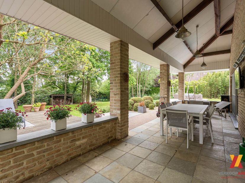 Gelegen in een rustige en kindvriendelijke doodlopende straat vindt u deze stijlvolle villa waar luxe, comfort en privacy perfect samenkomen. Deze pra