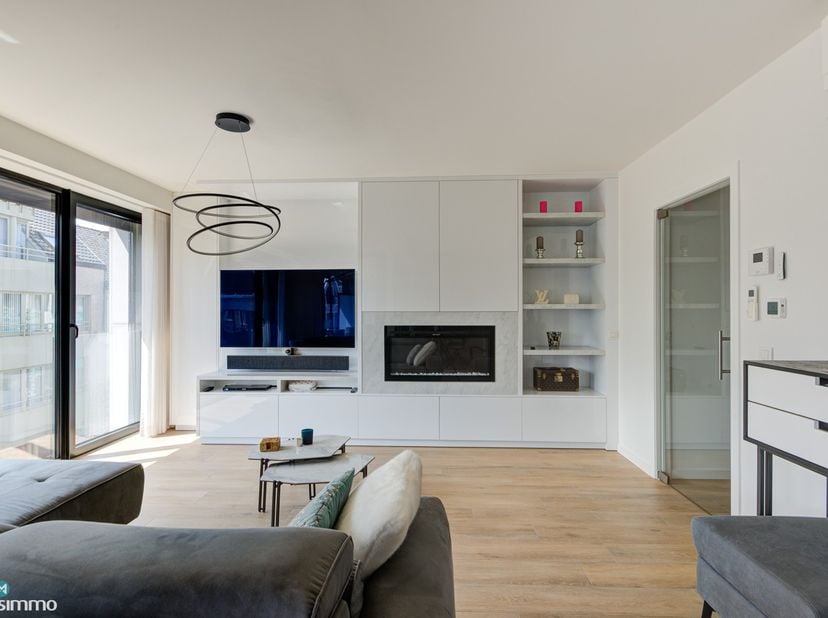 LUXUEUS AFGEWERKT APPARTEMENT MET 2 SLAAPKAMERS, OVERDEKT TERRAS, KELDERBERGING EN ONDERGRONDSE AUTOSTAANPLAATS IN BILZEN CENTRUM<br />
<br />
In het