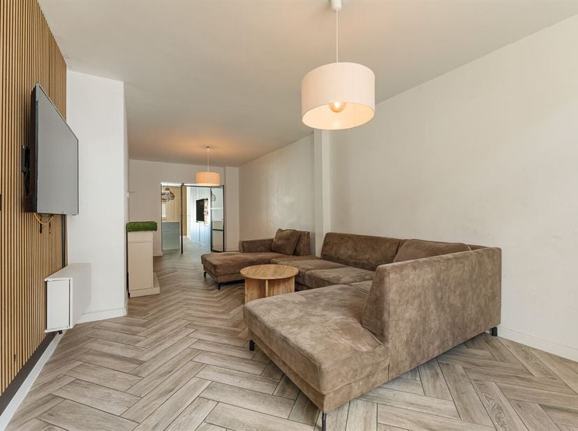 Cette maison, rénovée il y a 5 ans et dotée de hauts plafonds, se trouve à quelques minutes à pied (450 m) du centre-ville et à 1,1 km de la gare de N