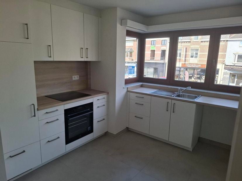 Zeer gunstig gelegen appartement met 2 slaapkamers.<br />
Het appartement is gelegen op de eerste verdieping in een gebouw langs een doorgaande weg en