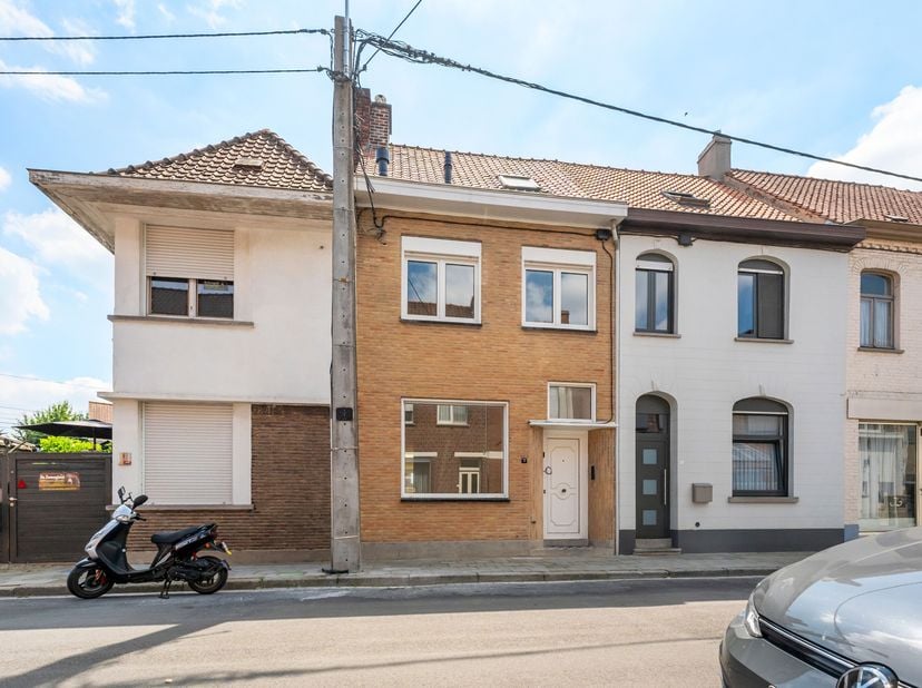 Volledig gerenoveerde woning te koop in Bissegem<br />
Je betreedt de woning via de inkomhal met gastentoilet en toegang tot de voorplaats. Deze ruimt