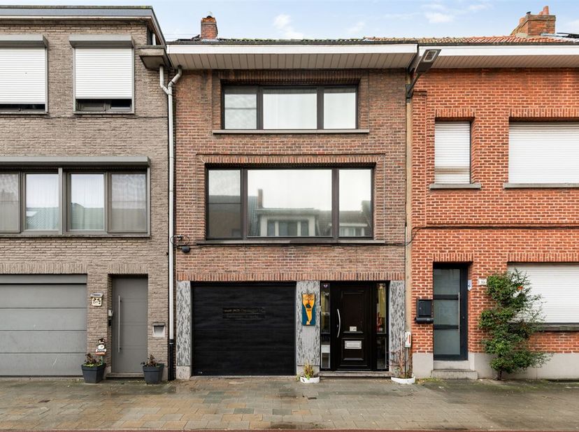 Ligging: Deze woning in uitstekende staat is gunstig en centraal gelegen tussen het Kroonplein en de Maantjessteenweg. Scholen, winkels, horeca en ope