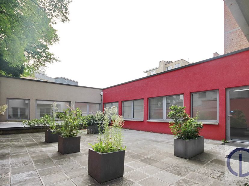 Espace polyvalent de plain-pied avec bureau séparé pour direction (avec kitchenette), chambre forte, toilettes et cour arborée de ± 80m².<br />
Chaudi
