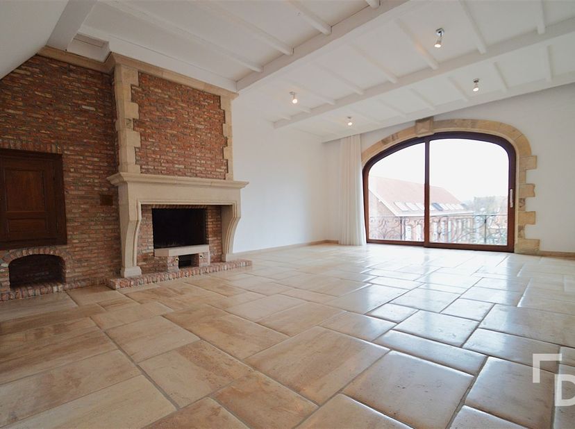 In het centrum van Ieper vinden we in de Rijselstraat dit zeer ruime appartement van maar liefst 141m².<br />
Het appartement beschikt over een authe
