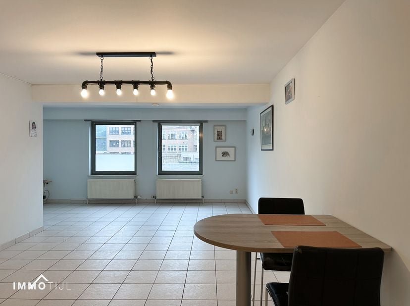 Instapklaar appartement in het hart van Aalst.<br />
Dit centraal gelegen 1-slaapkamerappartement biedt alle comfort voor wie zorgeloos wil wonen. <br