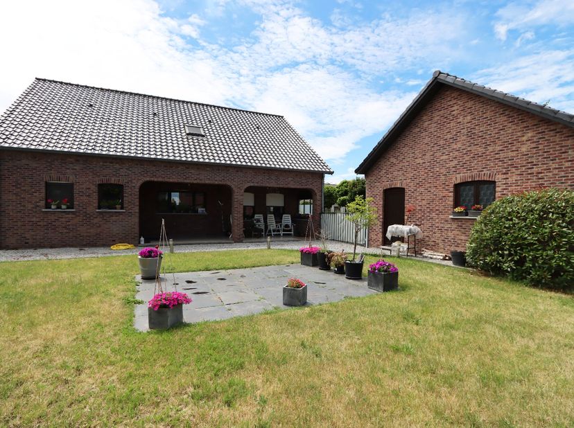 Dit degelijk gebouwd huis is ideaal voor wie op zoek is naar een instapklare, verzorgde woning met mogelijkheid tot volledig gelijkvloers wonen.  Met