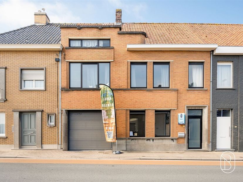 Bienvenue dans cette impressionnante demeure située à Wortegem-Petegem, qui allie à merveille confort de vie moderne et possibilités créatives. Cette