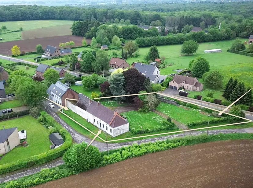 *** MAISON VENDUE ! ***<br />
Dans le cadre paisible et verdoyant de Mont-Sainte-Geneviève, venez découvrir cette authentique maison de charme qui séd