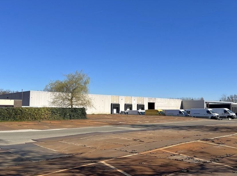 8504m² loods (uitbreidbaar tot 23.615m² magazijn) met mogelijkheid tot kantoren en 3000m² buitenruimte<br />
Ligging: in industriepark-Noord, strategi