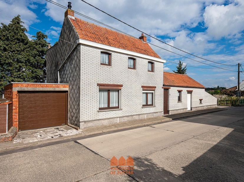 Op een perceel van 340 m² bevindt zich deze open bebouwing met een rustige ligging en tal van mogelijkheden.&amp;nbsp;&amp;nbsp;<br />
Via de inkomhal kom je