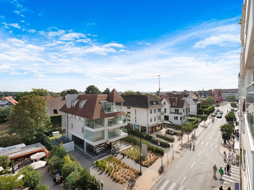 Instapklaar en zuidgericht appartement op een gegeerde ligging op de Kustlaan, vlak bij Place m'a tu vu. Indeling: inkomhal met gastentoilet. De ruime