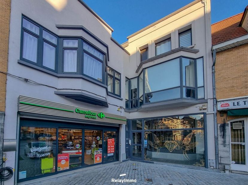 Winkel of kantoor van 160 m² in het centrum van Doornik.<br />
Inkomhal, open ruimte van ongeveer 90 m², twee aparte kantoren, semi-ingerichte keukenh