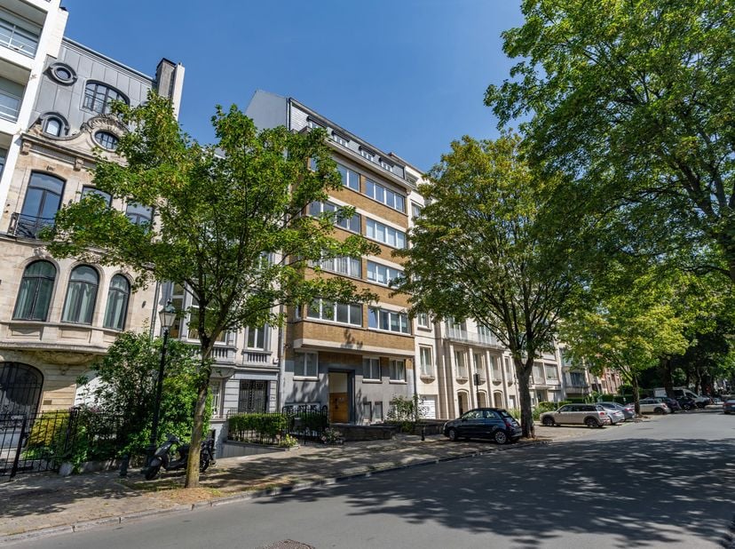 UCCLE, sur la prestigieuse avenue Molière, à quelques pas de la Place Guy d'Arezzo, APPARTEMENT (2ch/1sdb+1ch à l'étage) de ±122 m² au 4ème étage d’un