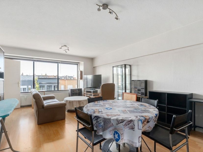 Blankenberge: Lichtrijk 2-slaapkamerappartement te koop in rustige woonomgeving! Op zoek naar een aangenaam appartement aan de kust, zowel als investe