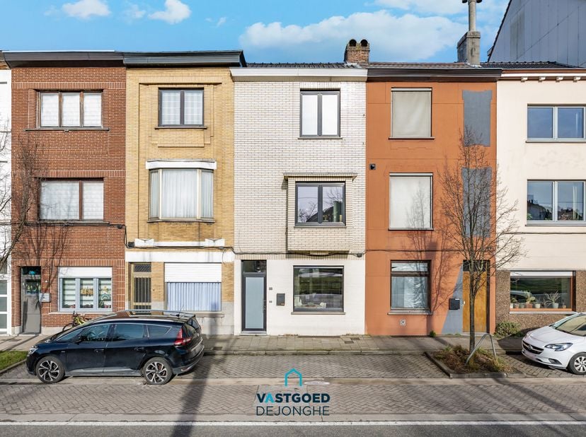 Gelegen nabij het centrum van Gent treffen we deze instapklare, volledig gerenoveerde woning aan.<br />
<br />
De woning heeft de volgende indeling: l
