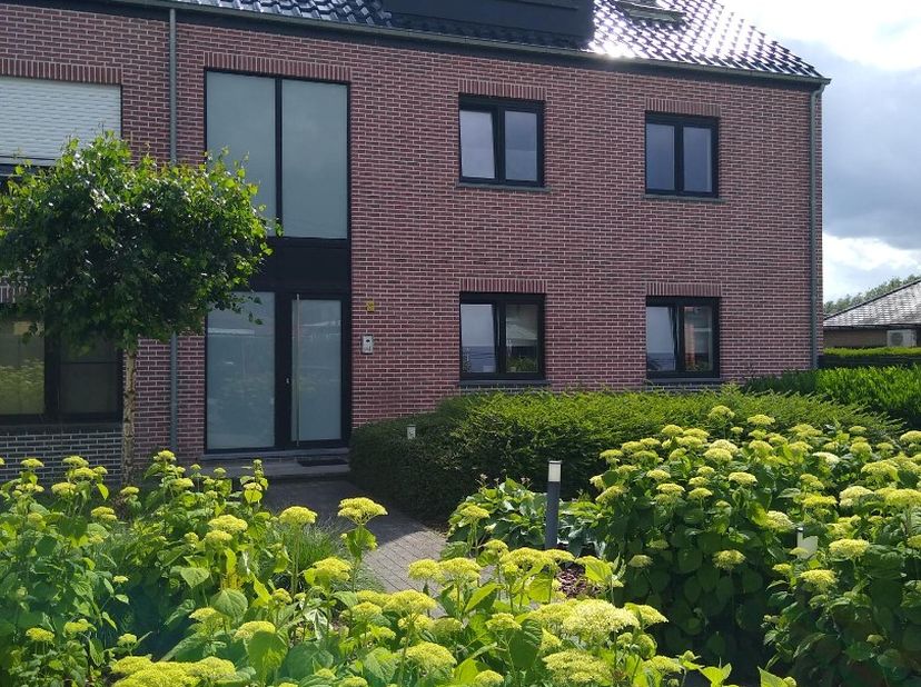 Recent luxe-appartement te huur in rustige straat in Lede<br />
<br />
In de rustige Vuystermansstraat bevindt zich dit recent en hoogwaardig afgewerk
