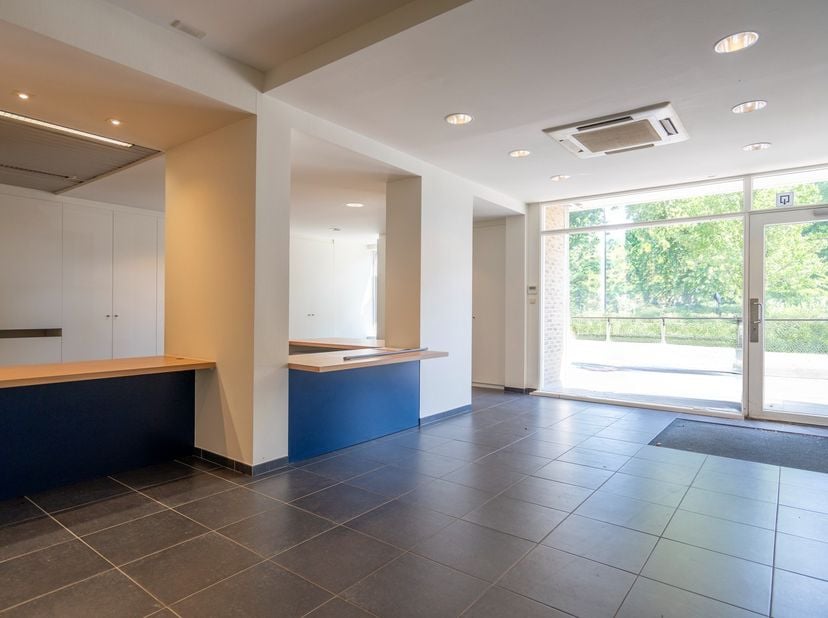 Ontdek deze instapklare kantoorruimte van 203 m² aan de Westlaan in Roeselare, een toplocatie met maximale zichtbaarheid en vlotte bereikbaarheid. <br