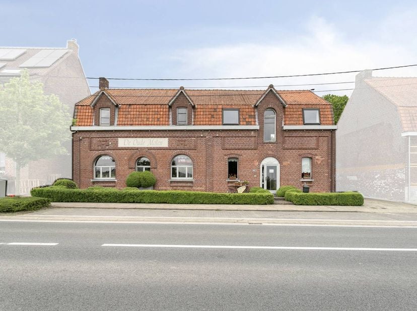 Entreprise de restauration avec parking spacieux à vendre au cœur de Heuvelland. Le restaurant De Oude Molen bénéficie d'un emplacement central à Heuv