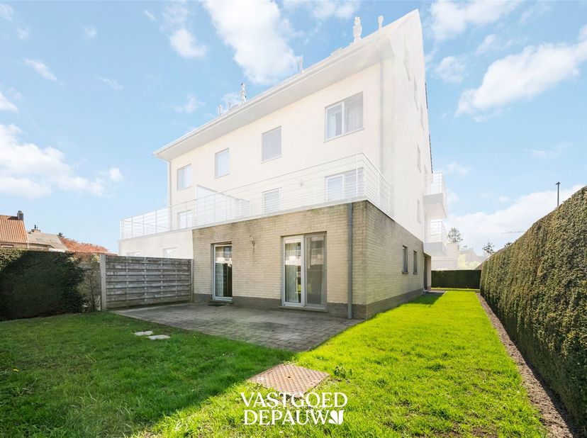 Cet appartement d'angle spacieux et contemporain situé au rez-de-chaussée bénéficie d'un emplacement calme dans le centre d'Oostkamp, à proximité des